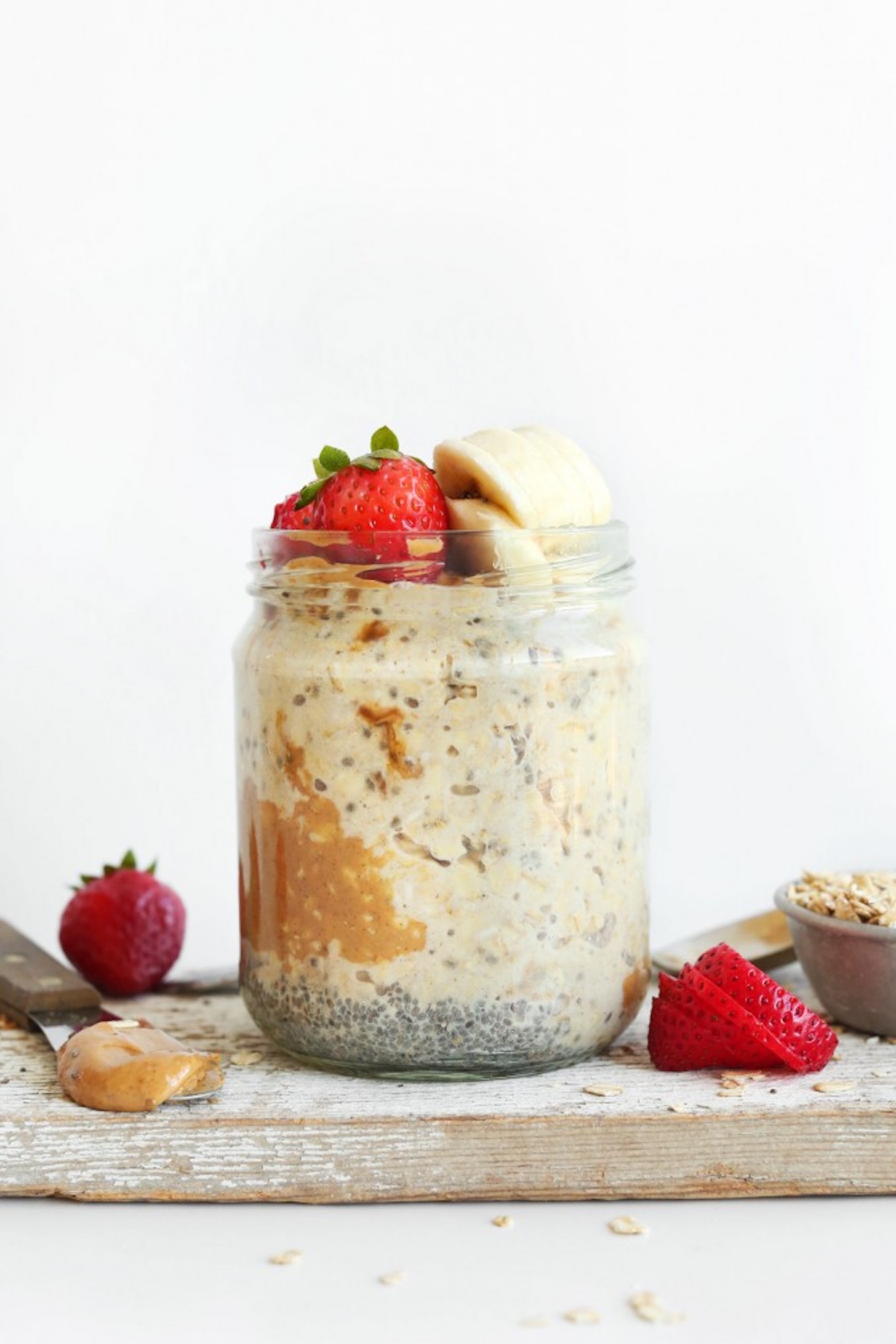 Peanut Butter Overnight Oats (5 Ingredients!)