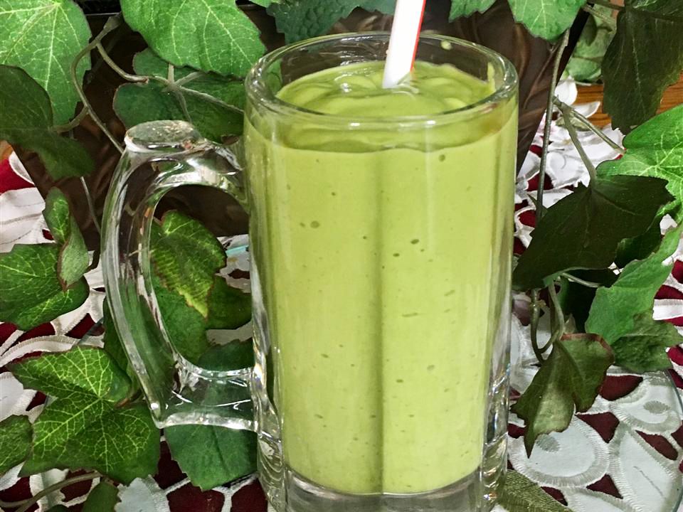 Banana, Avocado, and Spinach Smoothie