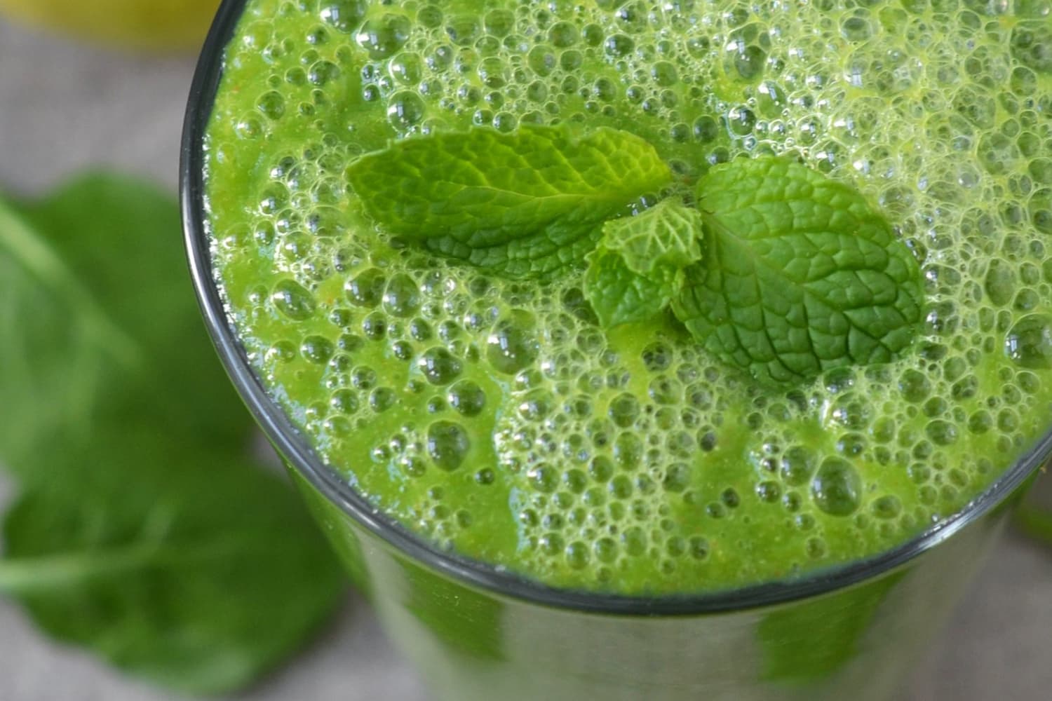 Recipe: Green Smoothie with Spinach, Pear, and Ginger